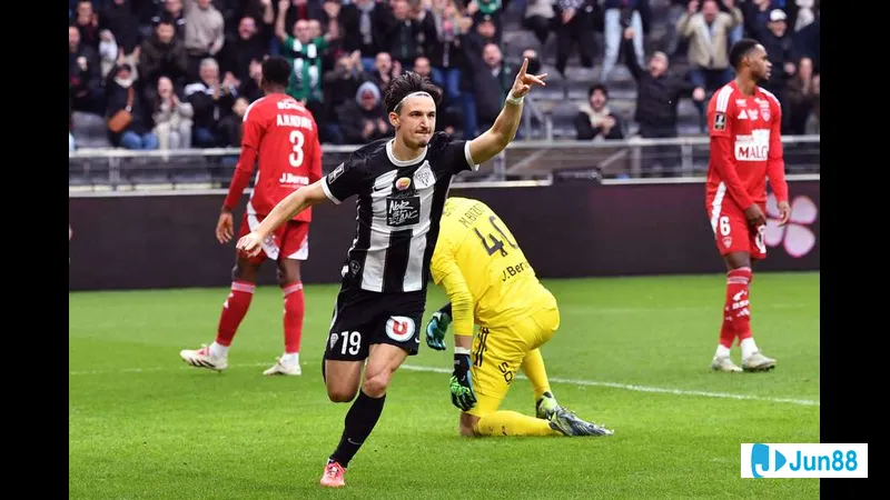Cầu thủ của Angers vươn vai vượt qua hậu vệ của Brest trong trận đấu Cầu thủ của Angers vươn vai vượt qua hậu vệ của Brest trong trận đấu