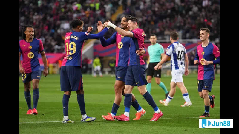 Cầu thủ Barca vượt qua cầu thủ Real Sociedad với tốc độ và kỹ thuật đi bóng tuyệt vời Cầu thủ Barca vượt qua cầu thủ Real Sociedad với tốc độ và kỹ thuật đi bóng tuyệt vời