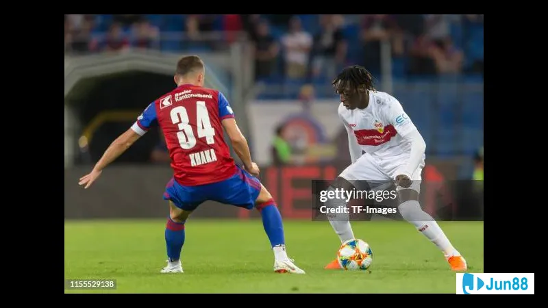Cầu thủ của đội Basel chạy nhanh với bóng trước áp lực từ cầu thủ Stuttgart Cầu thủ của đội Basel chạy nhanh với bóng trước áp lực từ cầu thủ Stuttgart