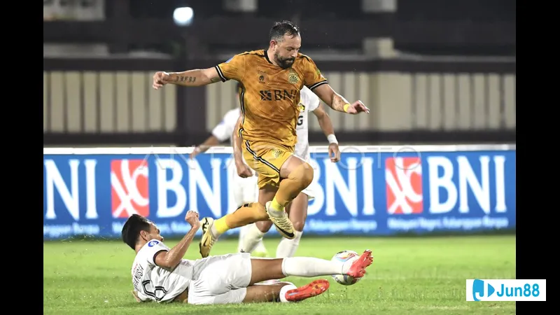 Hành động trong trận đấu giữa Bhayangkara và Persik Kediri - "Bhayangkara" vs "Persik Hành động trong trận đấu giữa Bhayangkara và Persik Kediri - "Bhayangkara" vs "Persik