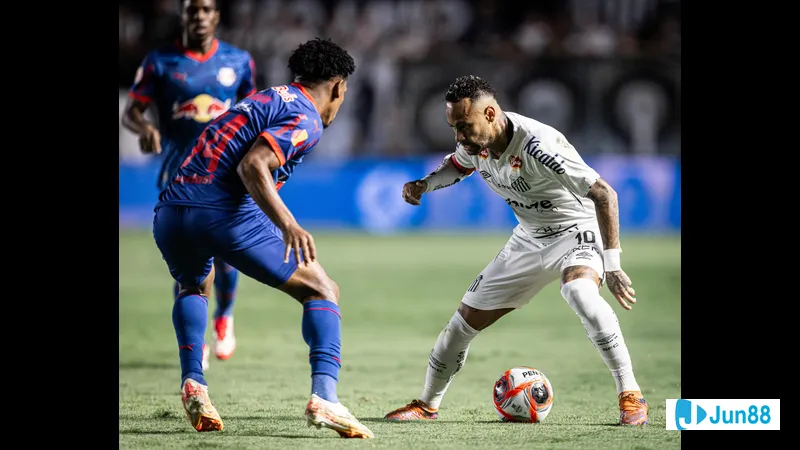 Cầu thủ của Bragantino và Santos đang giao tranh trên sân cỏ Cầu thủ của Bragantino và Santos đang giao tranh trên sân cỏ