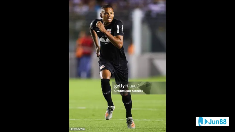 Cầu thủ Bragantino với sự quyết tâm tấn công trước hàng phòng ngự của Santos Cầu thủ Bragantino với sự quyết tâm tấn công trước hàng phòng ngự của Santos
