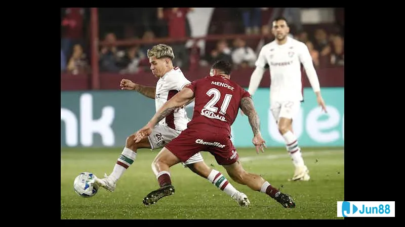 Cầu thủ Fluminense và Lanus tranh chấp bóng trên sân cỏ Cầu thủ Fluminense và Lanus tranh chấp bóng trên sân cỏ