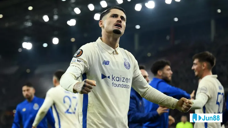 Cầu thủ Lyon sử dụng kỹ thuật qua người để vượt qua cầu thủ Salzburg Cầu thủ Lyon sử dụng kỹ thuật qua người để vượt qua cầu thủ Salzburg