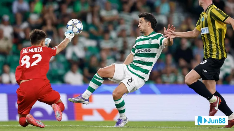 Cầu thủ Napoli giữ bóng trước sự áp đảo của cầu thủ Sporting CP trong trận đấu giữa hai đội. Cầu thủ Napoli giữ bóng trước sự áp đảo của cầu thủ Sporting CP trong trận đấu giữa hai…