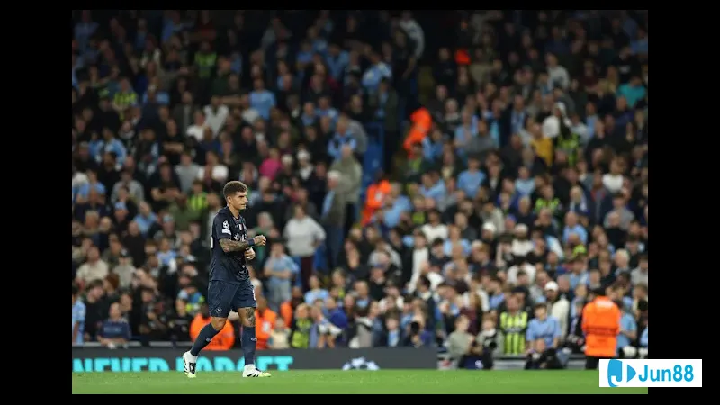 Cầu thủ Napoli vươn lên đánh đầu trong trận đấu với Sporting CP Cầu thủ Napoli vươn lên đánh đầu trong trận đấu với Sporting CP