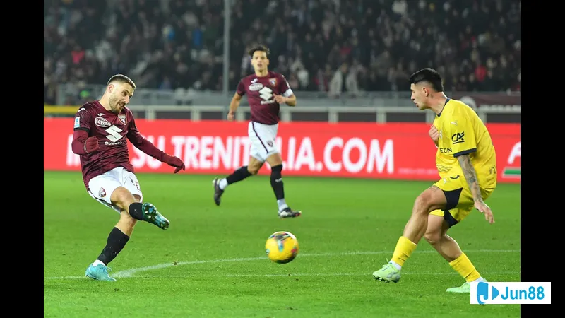 Cầu thủ Parma dẫn bóng trước cầu thủ Torino trong trận đấu Cầu thủ Parma dẫn bóng trước cầu thủ Torino trong trận đấu