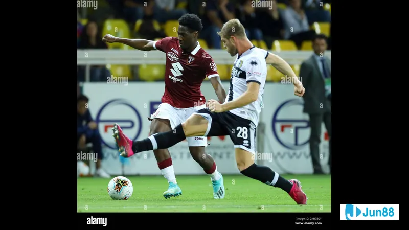 Cầu thủ Parma chiến đấu quyết liệt để giữ bóng trước áp lực từ cầu thủ Torino. Cầu thủ Parma chiến đấu quyết liệt để giữ bóng trước áp lực từ cầu thủ Torino.