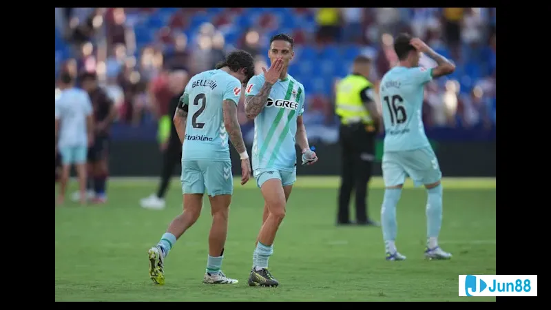 Cầu thủ Real Betis vượt qua hậu vệ Nottingham bằng kỹ thuật đi bóng tinh tế Cầu thủ Real Betis vượt qua hậu vệ Nottingham bằng kỹ thuật đi bóng tinh tế