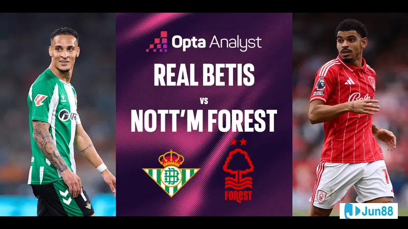 Cầu thủ của Real Betis vượt qua cầu thủ Nottingham để tiến vào vùng cấm Cầu thủ của Real Betis vượt qua cầu thủ Nottingham để tiến vào vùng cấm