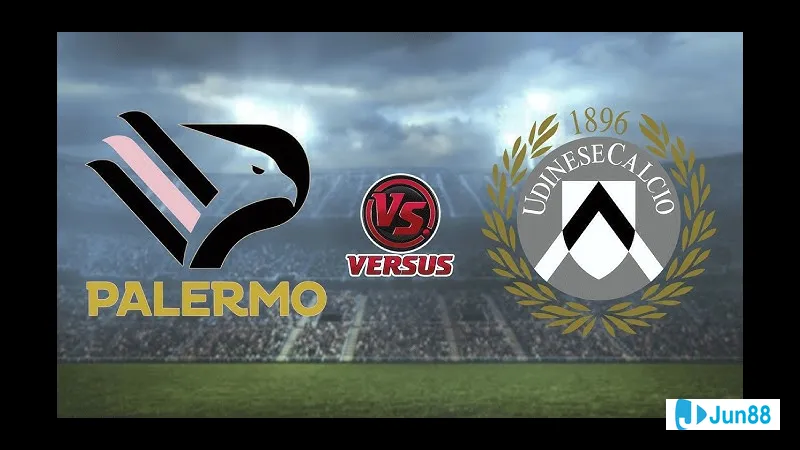 Các cầu thủ Udinese và Palermo đang tranh chấp bóng trước khung thành Các cầu thủ Udinese và Palermo đang tranh chấp bóng trước khung thành