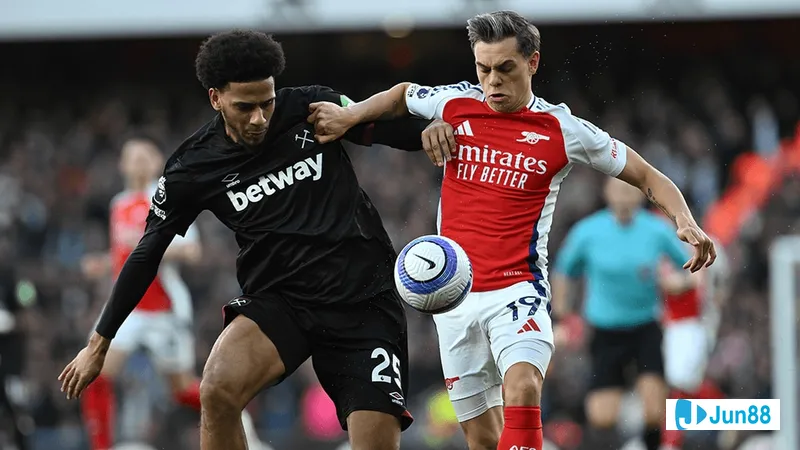 Cầu thủ Arsenal vừa ghi bàn thắng quyết định trong trận đấu với West Ham Cầu thủ Arsenal vừa ghi bàn thắng quyết định trong trận đấu với West Ham