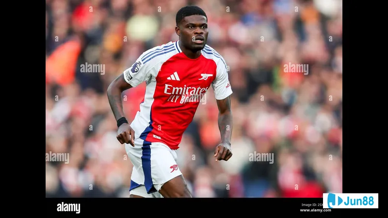 Cầu thủ Arsenal với tốc độ nhanh vượt qua hàng phòng ngự của West Ham Cầu thủ Arsenal với tốc độ nhanh vượt qua hàng phòng ngự của West Ham