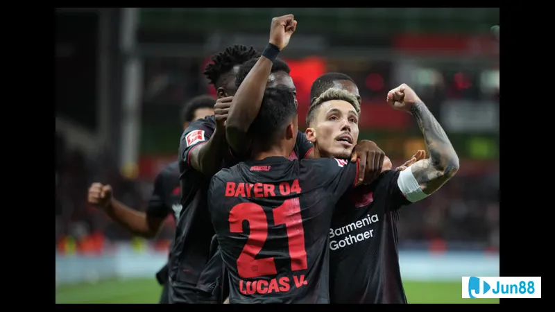 Cầu thủ Bayer Leverkusen đang tung cú sút mạnh vào khung thành của PSV Cầu thủ Bayer Leverkusen đang tung cú sút mạnh vào khung thành của PSV