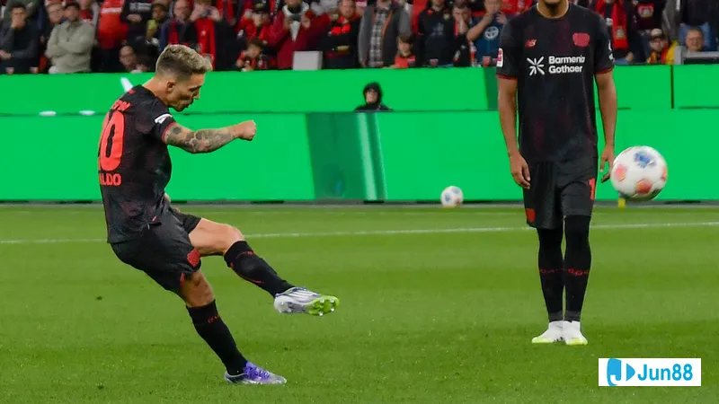 Cầu thủ Bayer Leverkusen vượt qua hậu vệ của PSV trong trận đấu Cầu thủ Bayer Leverkusen vượt qua hậu vệ của PSV trong trận đấu