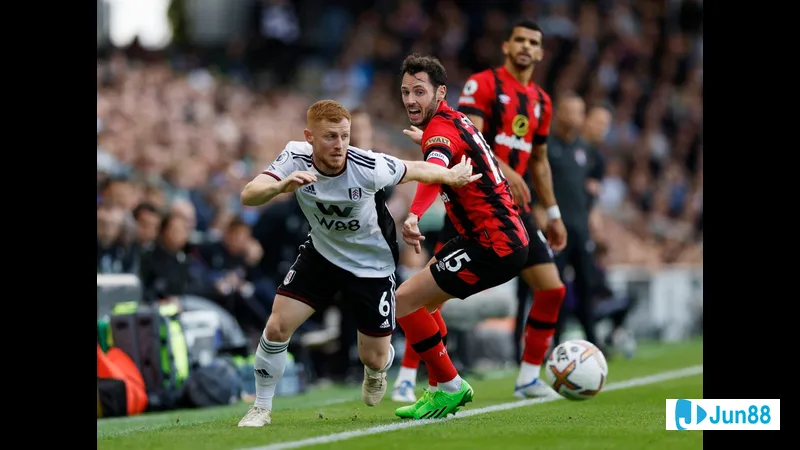 Cầu thủ Bournemouth dùng kỹ thuật để vượt qua cầu thủ Fulham trong trận đấu sôi động Cầu thủ Bournemouth dùng kỹ thuật để vượt qua cầu thủ Fulham trong trận đấu sôi động