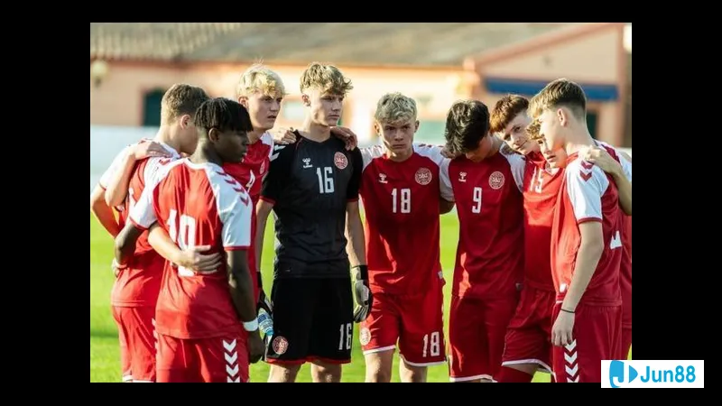 Cầu thủ Đan Mạch U17 vượt qua hậu vệ Andorra U17 trong trận đấu - "Đan Mạch U17" Cầu thủ Đan Mạch U17 vượt qua hậu vệ Andorra U17 trong trận đấu - "Đan Mạch U17"