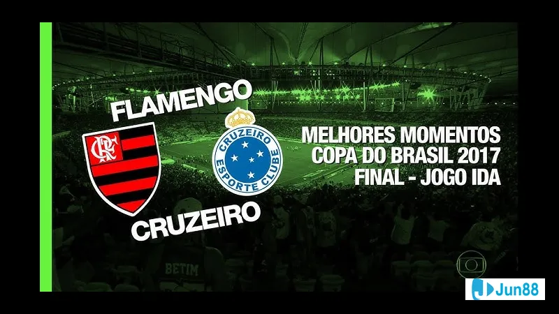 Cầu thủ Flamengo RJ dũng cảm tung cú đá mạnh vào khung thành đối phương Cruzeiro Cầu thủ Flamengo RJ dũng cảm tung cú đá mạnh vào khung thành đối phương Cruzeiro