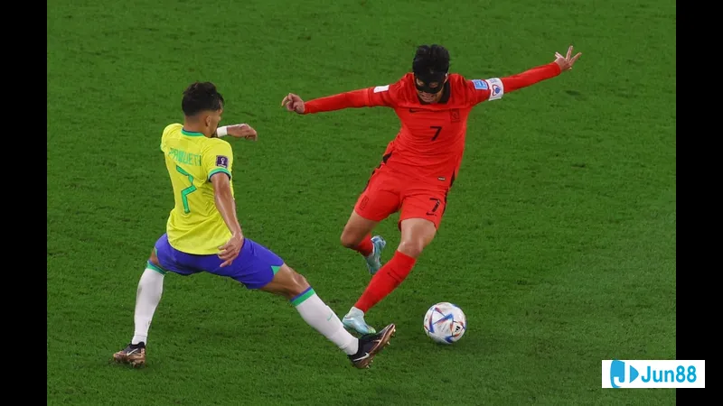 Cầu thủ Hàn Quốc vượt qua hậu vệ Brazil bằng kỹ thuật đi bóng tinh tế.