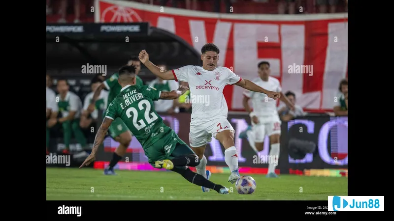 Cầu thủ của Huracan vượt qua cầu thủ của Banfield trong trận đấu Cầu thủ của Huracan vượt qua cầu thủ của Banfield trong trận đấu