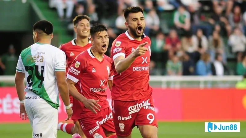 Cầu thủ của Huracan vượt qua phòng ngự của Banfield trong trận đấu bóng đá Cầu thủ của Huracan vượt qua phòng ngự của Banfield trong trận đấu bóng đá