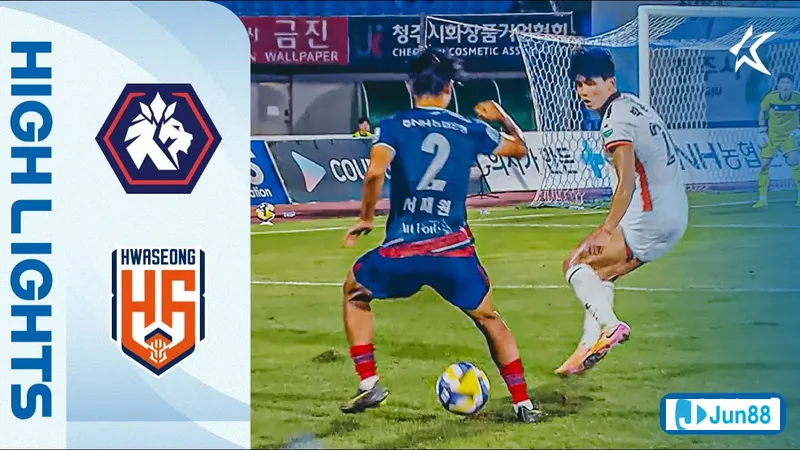 Cầu thủ của Hwaseong vượt qua cầu thủ Cheongju để tiến gần khung thành đối phương Cầu thủ của Hwaseong vượt qua cầu thủ Cheongju để tiến gần khung thành đối phương