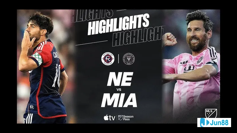 Cầu thủ của Inter Miami đang cố gắng vượt qua cầu thủ New England trên sân cỏ Cầu thủ của Inter Miami đang cố gắng vượt qua cầu thủ New England trên sân cỏ