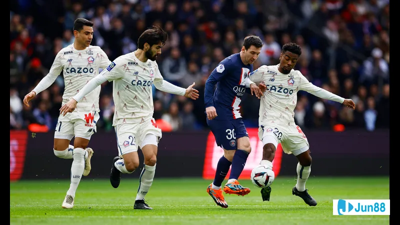 Cầu thủ của Lille vượt qua hậu vệ của PSG trong trận đấu Cầu thủ của Lille vượt qua hậu vệ của PSG trong trận đấu