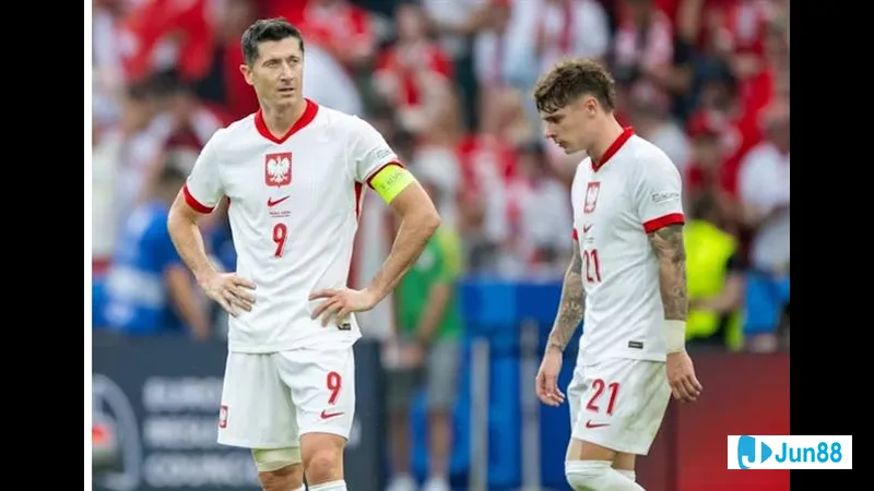 Cầu thủ Lithuania băng vào vùng cấm Ba Lan với tốc độ chói lọi Cầu thủ Lithuania băng vào vùng cấm Ba Lan với tốc độ chói lọi