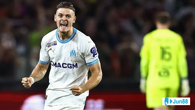 Cầu thủ Marseille dùng kỹ thuật cá nhân qua mặt cầu thủ Metz trên sân cỏ Cầu thủ Marseille dùng kỹ thuật cá nhân qua mặt cầu thủ Metz trên sân cỏ