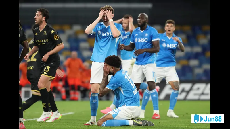 Cầu thủ Napoli vượt qua hàng phòng ngự Genoa với sự tinh tế và độ uyển chuyển. Cầu thủ Napoli vượt qua hàng phòng ngự Genoa với sự tinh tế và độ uyển chuyển.