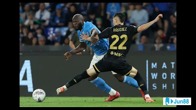 Cầu thủ Napoli dứt điểm vào khung thành Genoa trong trận đấu giữa hai đội Cầu thủ Napoli dứt điểm vào khung thành Genoa trong trận đấu giữa hai đội