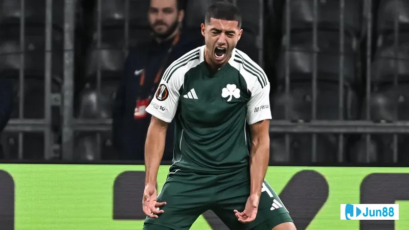 Cầu thủ Panathinaikos dùng kỹ thuật để vượt qua hậu vệ G.A. Eagles Cầu thủ Panathinaikos dùng kỹ thuật để vượt qua hậu vệ G.A. Eagles