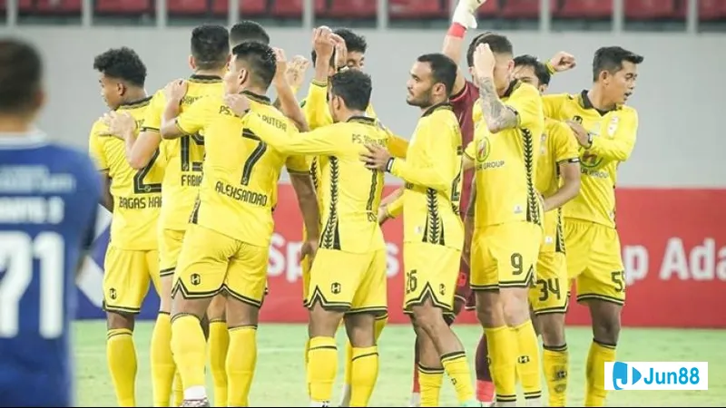 Cầu thủ Barito Putera nỗ lực giữ bóng trước sự áp đảo của đối thủ Persiku Kudus Cầu thủ Barito Putera nỗ lực giữ bóng trước sự áp đảo của đối thủ Persiku Kudus