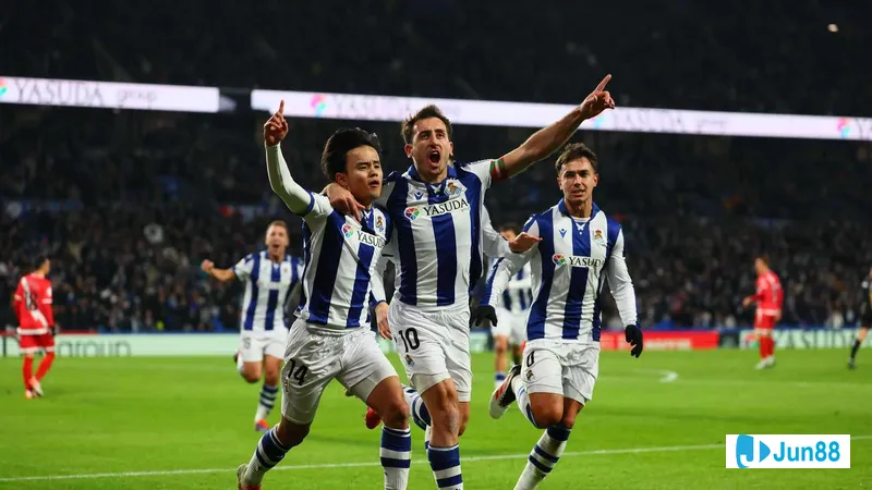 Cầu thủ của Real Sociedad với nỗ lực quyết tâm chống lại áp lực từ cầu thủ của Rayo Vallecano Cầu thủ của Real Sociedad với nỗ lực quyết tâm chống lại áp lực từ cầu thủ của Rayo…