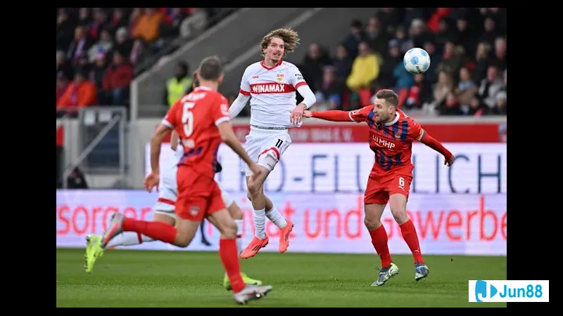 Cầu thủ của Stuttgart đang tung cú sút mạnh vào khung thành của Heidenheim Cầu thủ của Stuttgart đang tung cú sút mạnh vào khung thành của Heidenheim