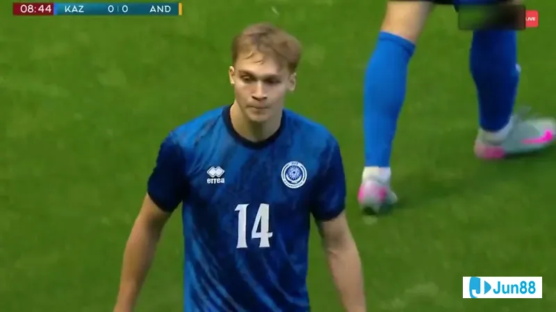 Cầu thủ U21 Andorra với chiếc áo màu đỏ đang cố gắng chạm bóng trước sự áp đảo của đối phương từ U21 Kazakhstan Cầu thủ U21 Andorra với chiếc áo màu đỏ đang cố gắng chạm bóng trước sự áp đảo của đối…